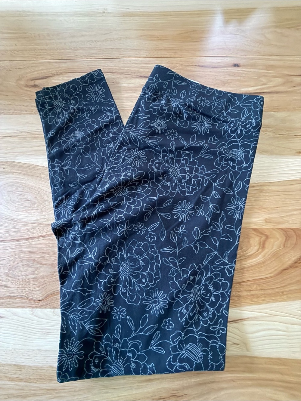 Sonoma Black Floral-Outline Mid Rise Leggings - Size Large - Brand New w/Tags